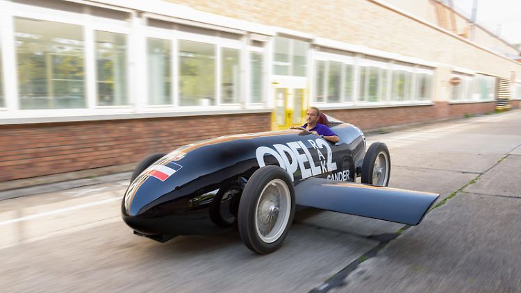 Roll-Out des RAK 2 auf dem Werksgelände von Opel.