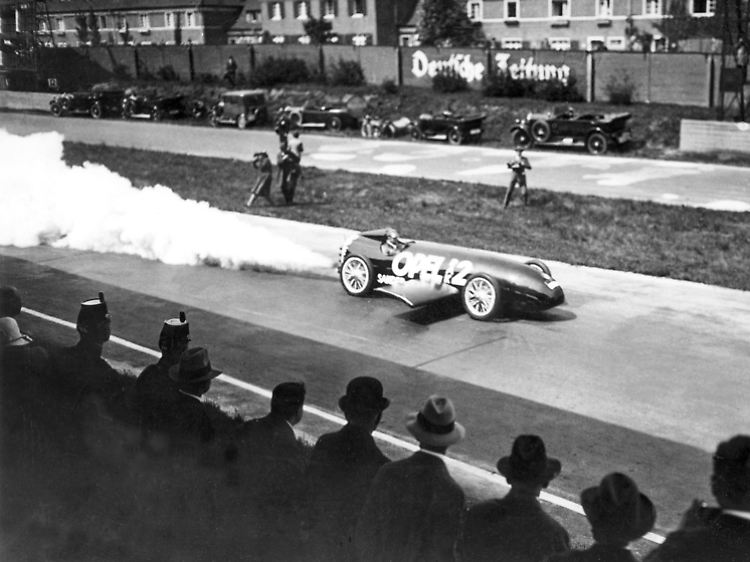 Mit gezündeten Raketen braust Fritz von Opel 1928 über die AVUS.