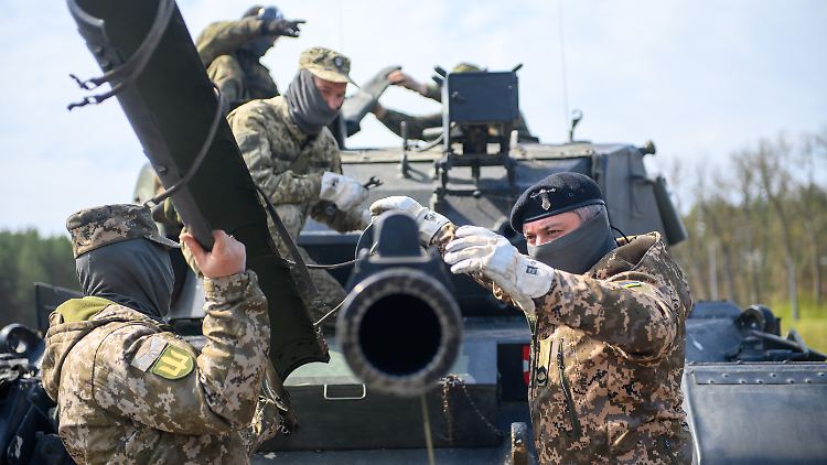 Ukrainische Soldaten bei der Ausbildung am Kampfpanzer vom Typ Leopard 1 A5. Die Bundeswehr befähigt die Ukrainer, das Waffensystem zu nutzen und instand zu setzen.