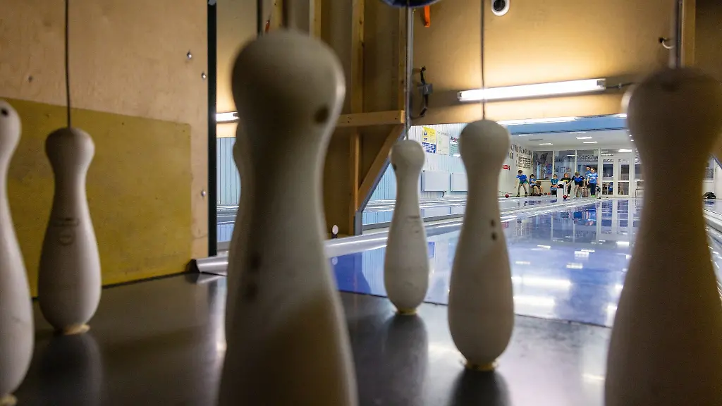 Nachwuchsspieler-schieben-Kugeln-im-Vereinsheim-SV-Blau-Weiss-Auma-auf-die-Kegelbahn