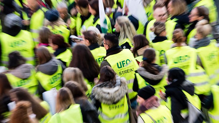 Die Flugbegleiter-Gewerkschaft UFO droht der Lufthansa mit einem Streik. 