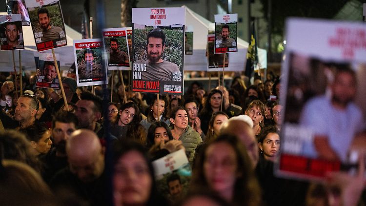 In Israel demonstrieren regelmäßig Tausende Menschen und fordern die eigene Regierung auf, eine Freilassung der Geiseln zu erreichen. 