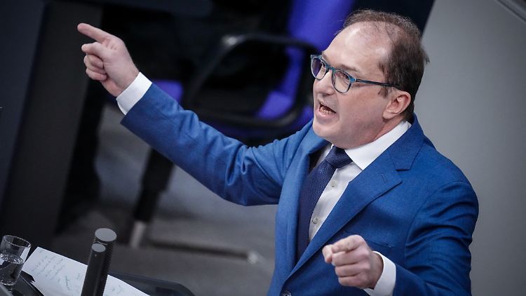 CSU-Landesgruppenchef Dobrindt teilt gegen Ampel und AfD gleichermaßen scharf aus.