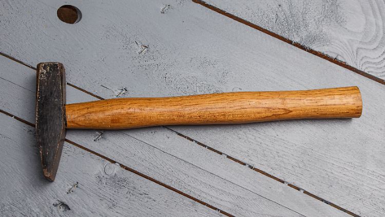 Mit einem Hammer schlug der Fliesenleger die Inneneinrichtung kurz und klein (Symbolbild).