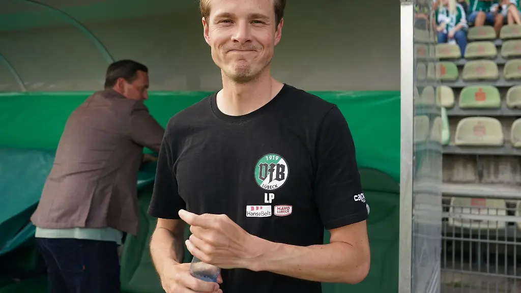 Luebecks-Trainer-Lukas-Pfeiffer-steht-vor-Spielbeginn-am-Spielfeldrand