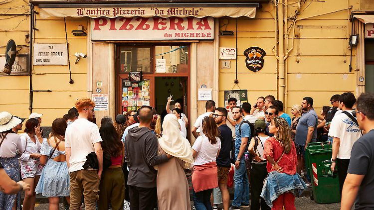 "Da Michele" ist definitiv die gehypteste Pizzeria in ganz Neapel: Julia Roberts aß dort in "Eat Pray Love" Pizza.