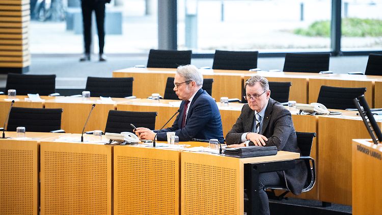 Thüringens Innenminister Georg Maier (l.) spricht von einer "durchschaubaren Strategie" der AfD. 