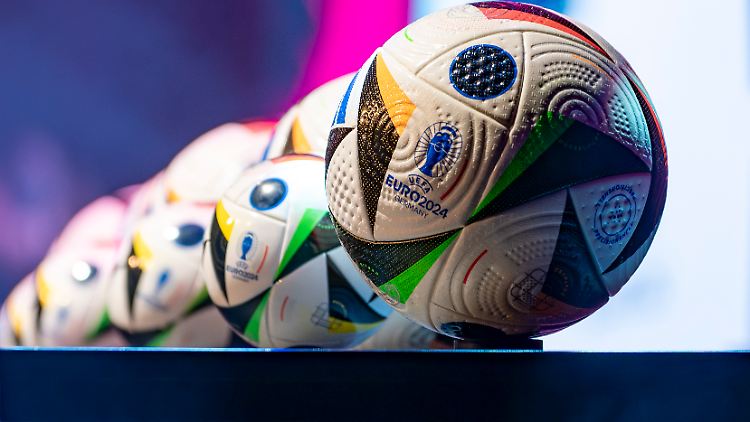 Adidas stellt mit "Fußballliebe" den offiziellen Spielball der EM.