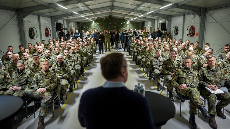 Verteidigungsminister Pistorius spricht zu Bundeswehrsoldaten in Litauen.