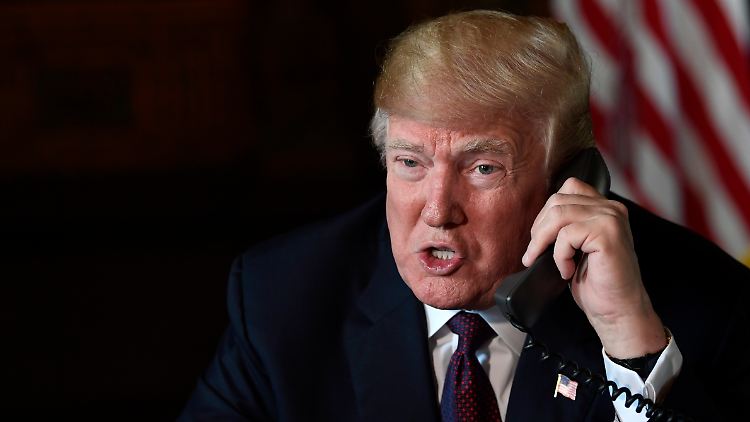 Da war er noch Präsident, und er will es wieder werden: Donald Trump am Telefon. 