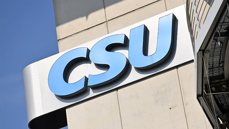 Wie wird sich die Neuverteilung der Wahlkreise auf die CSU auswirken? CDU-Chef Merz äußert einen Verdacht.