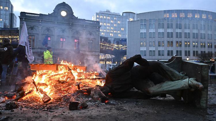 Landwirte haben auf dem Luxemburg-Platz im Brüsseler Europaviertel eine Statue heruntergerissen und diese angezündet. 