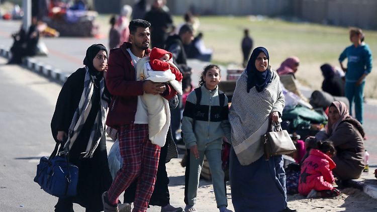 Unzählige Palästinenser fliehen Richtung Grenzübergang Rafah und stranden dort. Einige zahlen dann viel Geld dafür, um nach Ägypten zu kommen.