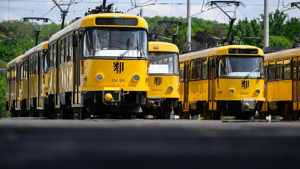 Tatra-Strassenbahnen-vom-Typ-T4D-MT-aus-dem-Baujahr-1974