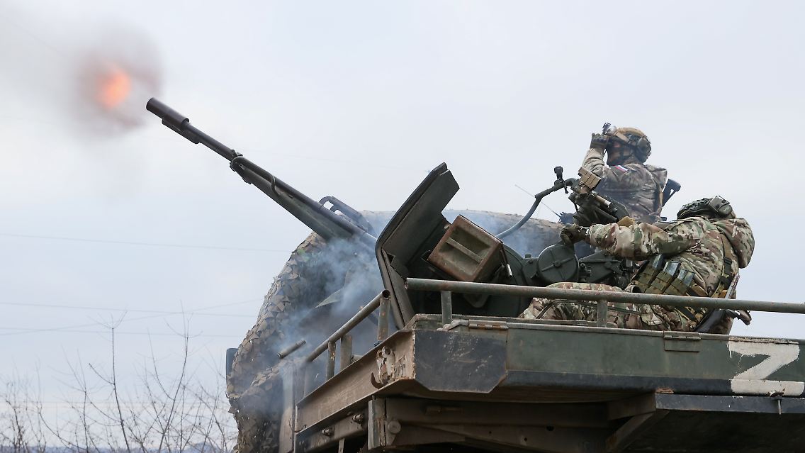 Der staatlichen Nachrichtenagentur Tass zufolge zeigt das Bild russische Soldaten im Gebiet Donezk.