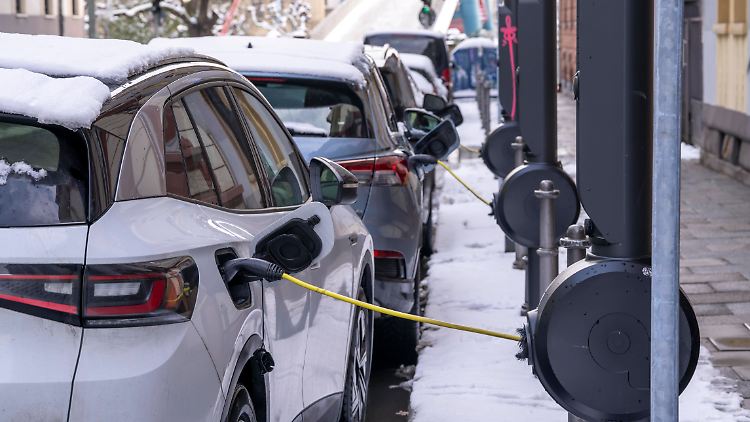 Steigt der Anteil der erneuerbaren Energien am Strommix weiterhin, werden E-Autos noch klimafreundlicher.
