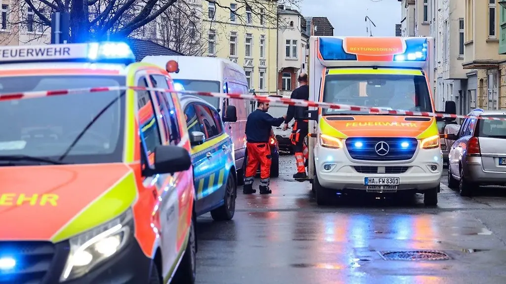 Krankenwagen-und-Polizei-stehen-auf-der-Strasse-an-einem-Tatort