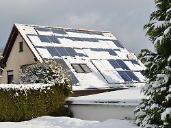 Sicherheit geht vor: Sollte man den Schnee von der Solaranlage räumen?