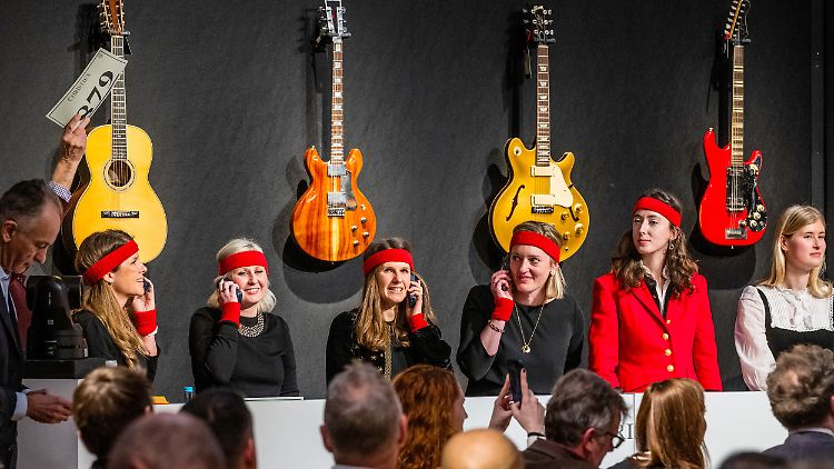 Hommage der Christie's-Mitarbeiter an Knopfler - Stirnband und Schweißband.