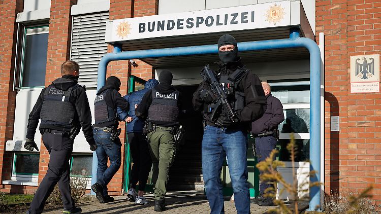 Die fünf Verdächtigen sollen 23 Geldautomaten mit einem Gesamtwert von 5,5 Millionen Euro gesprengt haben.