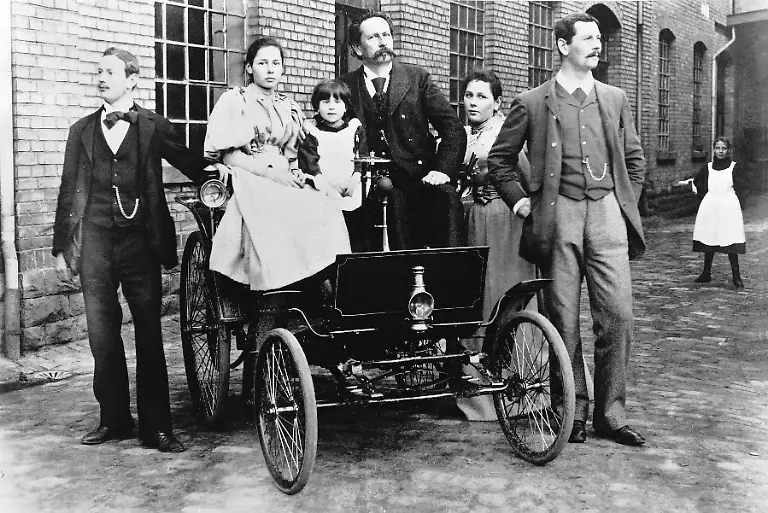 01-Jubilaeum-130-Jahre-Benz-Velo-ab-1894-mit-Carl-Benz-im-dunklen-Anzug-Mitte-und-Familie-Quelle-Mercedes-Benz
