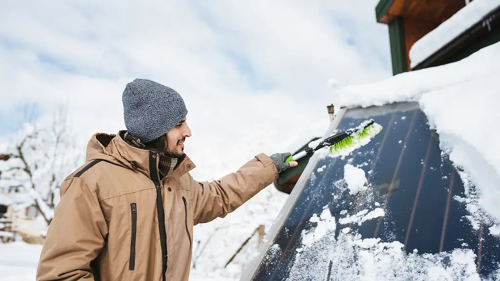 Schnee-und-Eis-koennen-die-Leistung-eines-Balkonkraftwerks-im-Winter-beeintraechtigen