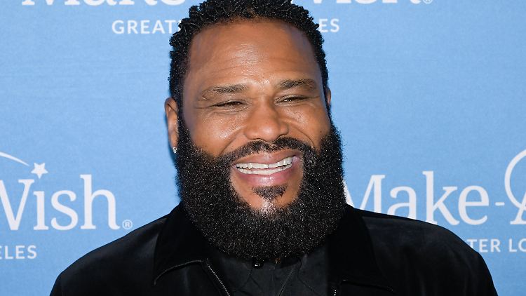 "Ratet mal, wer nicht gewonnen hat": Anthony Anderson nimmt seinen missglückten Kampf am Set mit Humor.