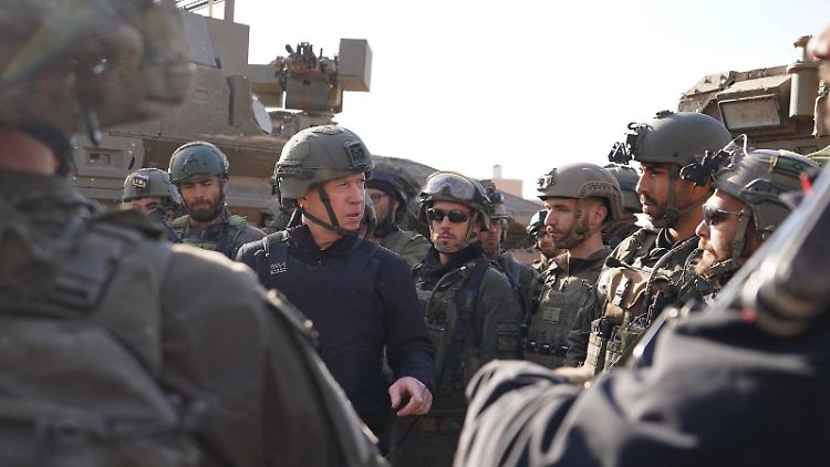 Israels Verteidigungsminister Galant bei einer Lagebesprechung in Chan Junis. 