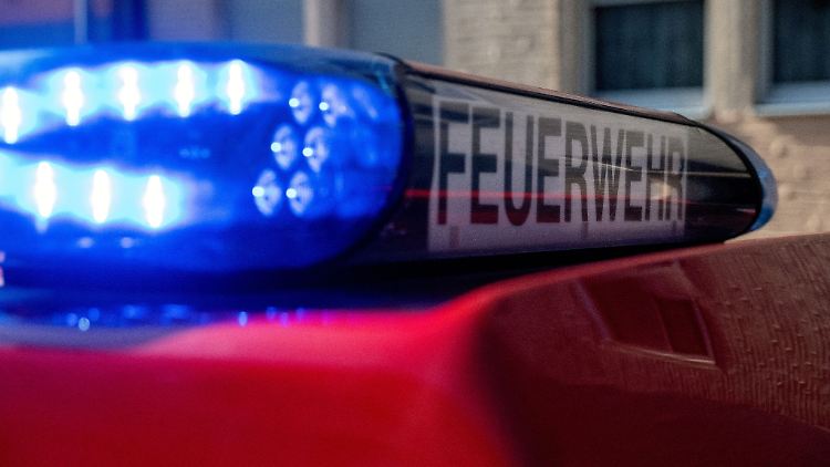 Ein Fahrzeug der Feuerwehr steht mit eingeschaltetem Blaulicht am Einsatzort.