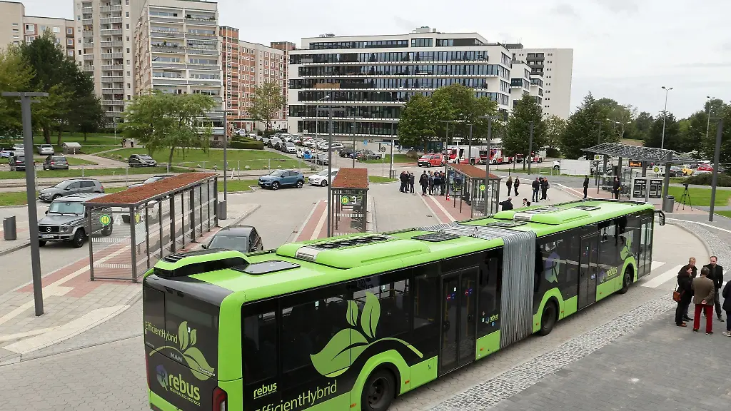 Am-Hauptbahnhof-faehrt-ein-Bus-vor
