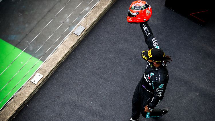 Am Nürburgring stellte Hamilton 2020 den Siegrekord von Michael Schumacher ein und bekam dafür dessen Helm überreicht.