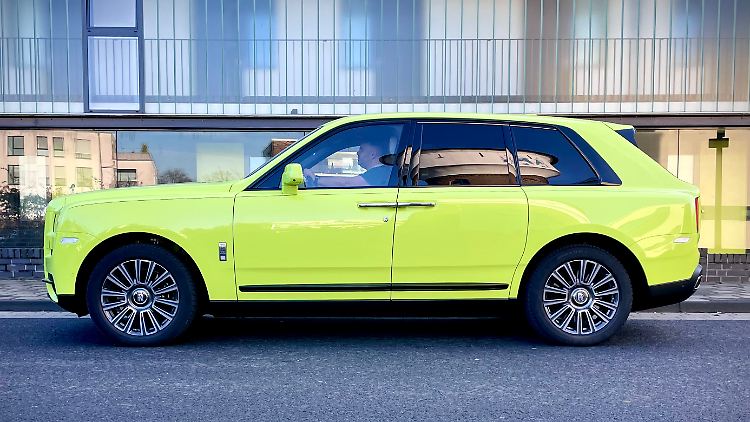 Der 5,34 Meter lange Luxusliner Rolls-Royce Cullinan dürfte in der Stadt sperrig sein. Aber dafür gibt es ja Chauffeure.