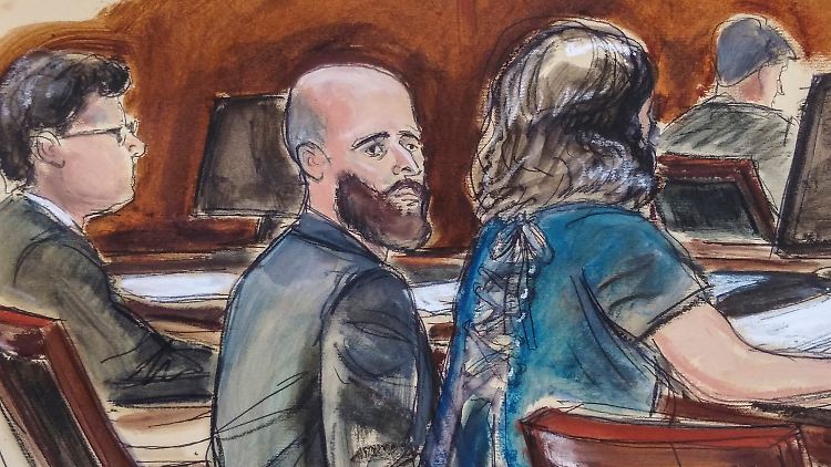Der damals Angeklagte Joshua Schulte sitzt 2020 in einem New Yorker Gerichtssaal am Tisch der Verteidigung, flankiert von seinen Anwälten, während der Beratungen der Geschworenen.