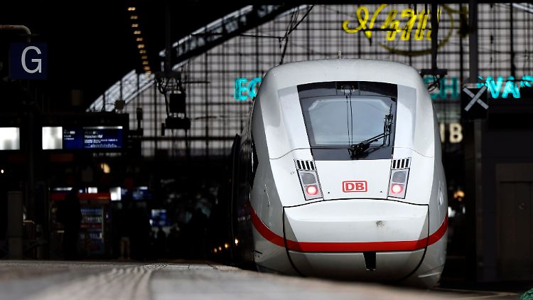 Der ICE im Kölner Hauptbahnhof kommt derzeit nur über Umwege nach Frankfurt am Main. 