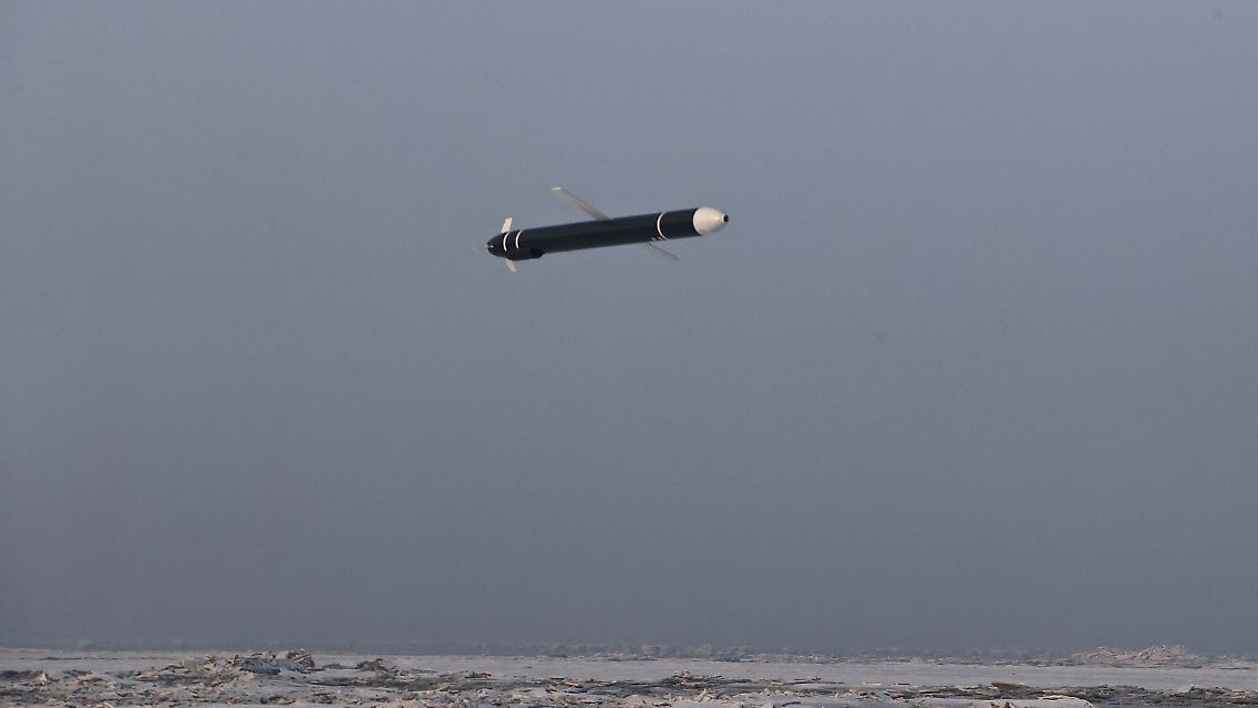 Nordkoreanische Staatsmedien verbreiten dieses Bild, das den Test des Marschflugkörpers "Hwasal-2" zeigen soll. Unabhängig überprüfen lässt sich das nicht.