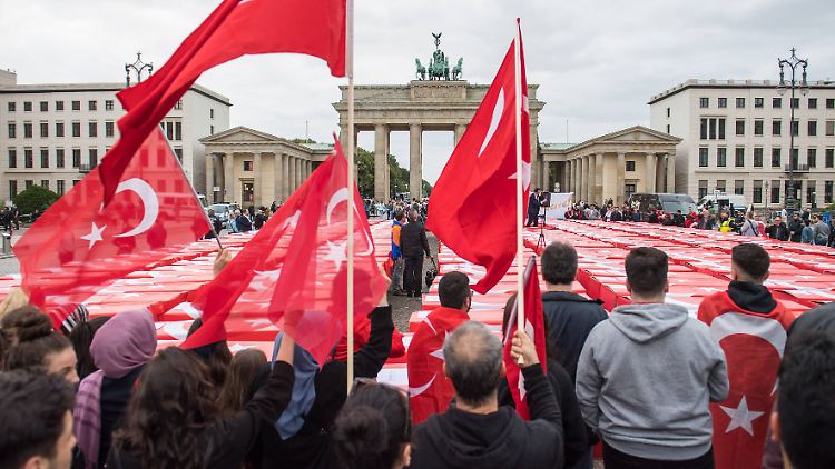 Kritiker sehen in der Dava den verlängerten Arm der türkischen Regierung.