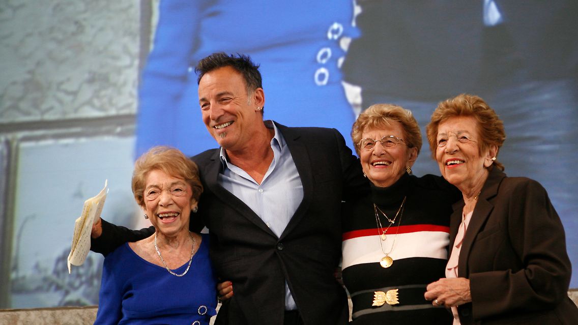 Foto aus dem Jahr 2010: Bruce Springsteen mit seiner Mutter Adele Springsteen (2. von rechts) und zwei Tanten.