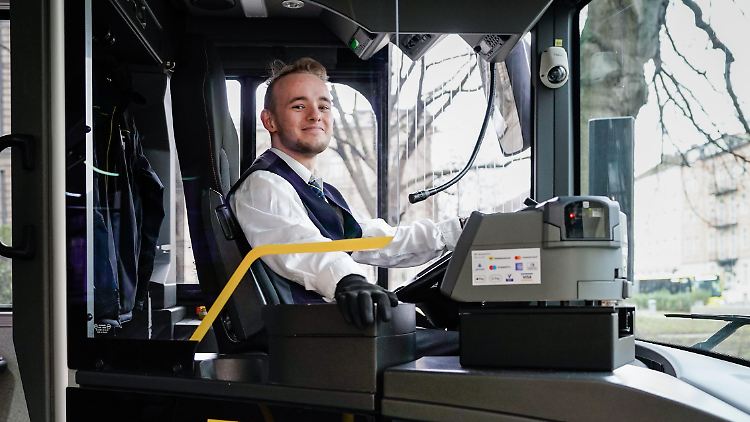 Eher die Ausnahme als die Regel: Ein junger Fahrer lenkt einen Bus der Berliner BVG. 