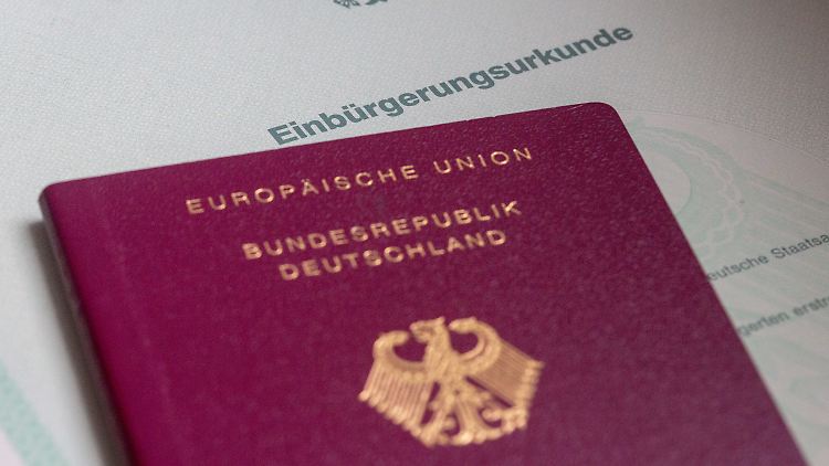Bislang erhielten Ausländer erst nach acht Jahren den deutschen Pass. Das ändert sich jetzt. 