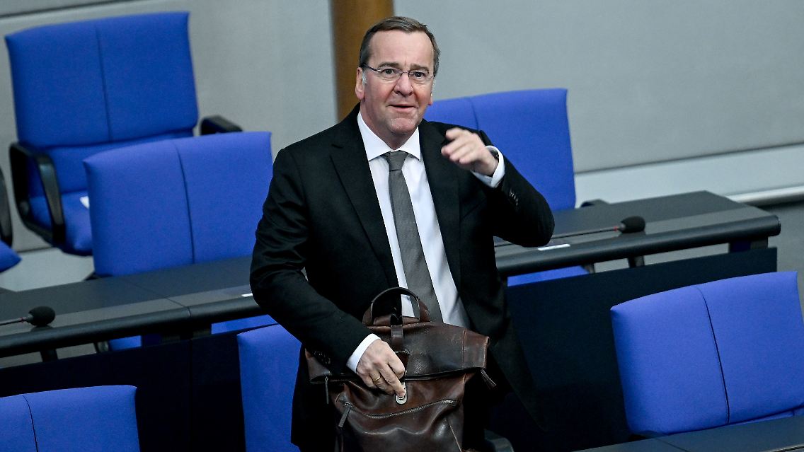 Mit Ring am Finger - Pistorius heute im Bundestag.