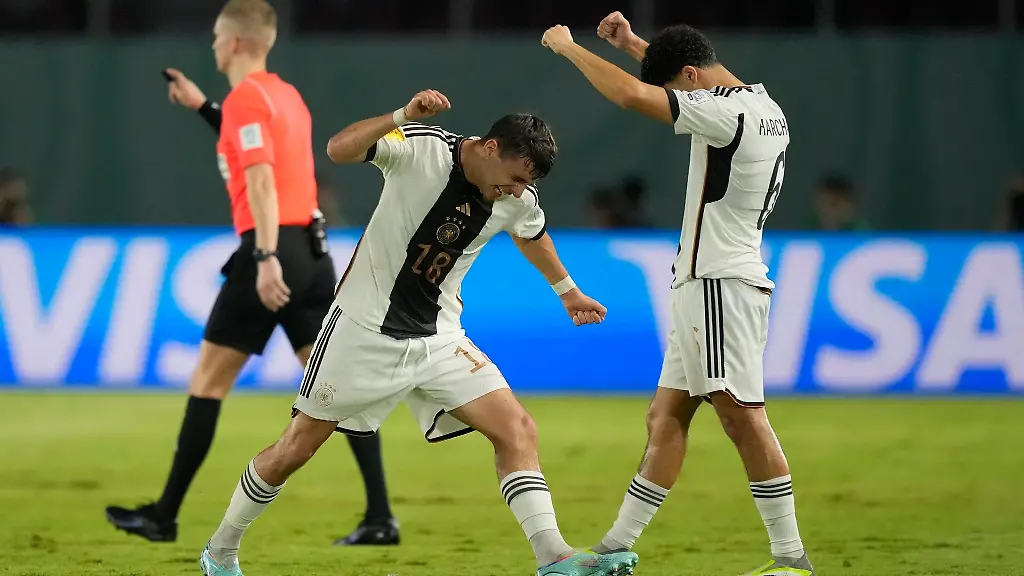 Bilal-Yalcinkaya-l-und-Fayssal-Harchaoui-aus-Deutschland-jubeln