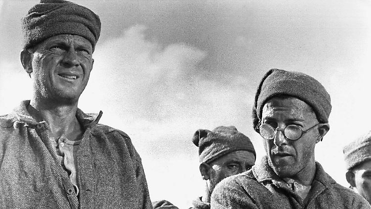 Steve McQueen (l.) und Dustin Hoffman in "Papillon".