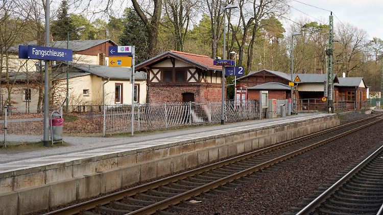 Damit Arbeiter vom Bahnhof Fangschleuse schneller zum Tesla-Werk kommen, sollte dieser eigentlich verlegt werden. Daraus wird nun nichts. 