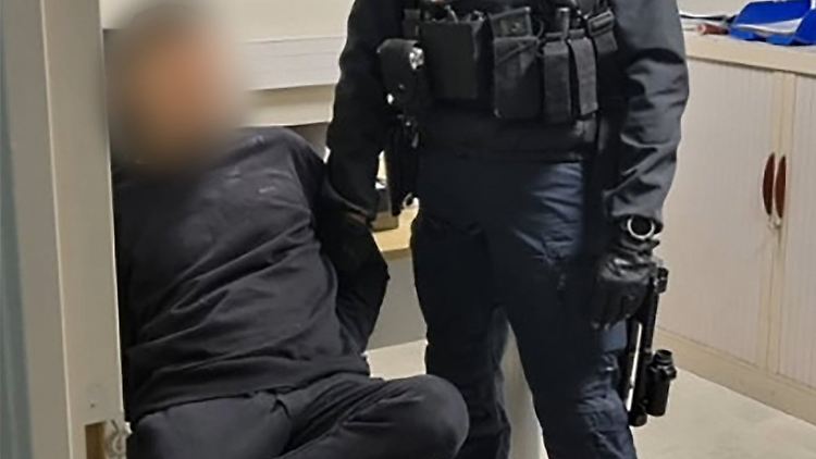Der Mafia-Boss Marco Raduano sitzt nach seiner Festnahme in einem Verhörraum auf Korsika.
