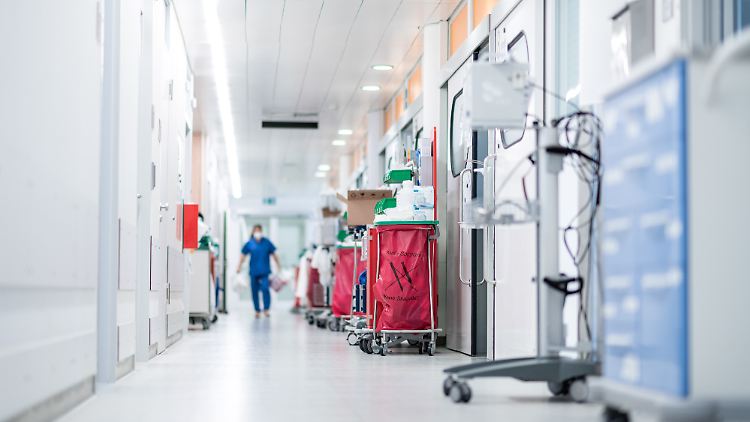 Krebs war 2022 der vierthäufigste Grund für stationäre Klinikbehandlungen. Die Regierung will die Heilungschancen  verbessern.
