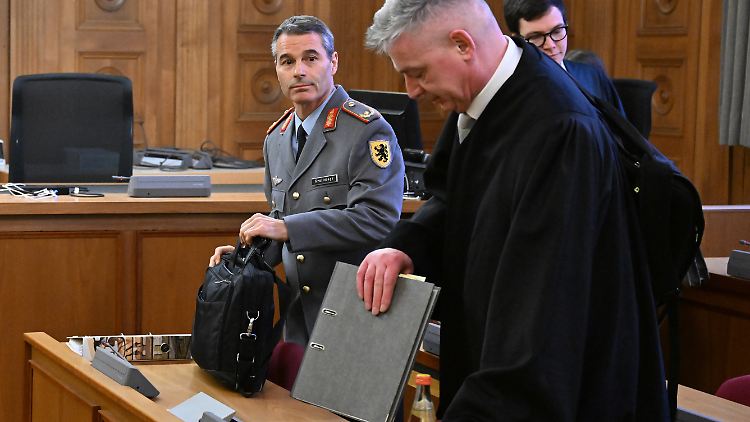 Brigadegeneral Markus Kreitmayr mit seinem Verteidiger vor Prozessbeginn am Landgericht Tübingen. 