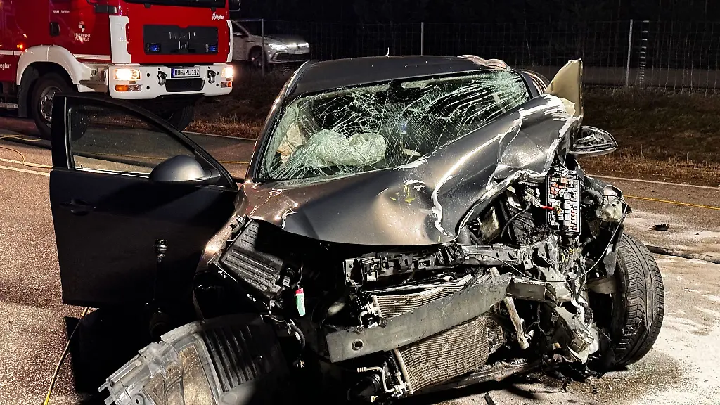 Ein-Auto-steht-nach-einem-Unfall-auf-der-Strasse