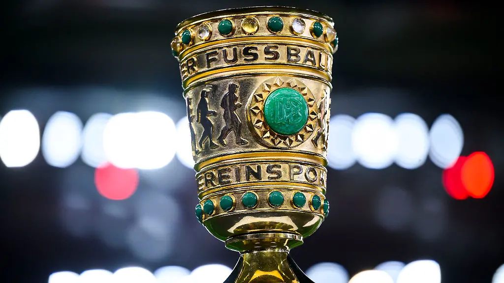 Die-Trophaee-des-DFB-Pokals-steht-vor-dem-Spiel-im-Stadion