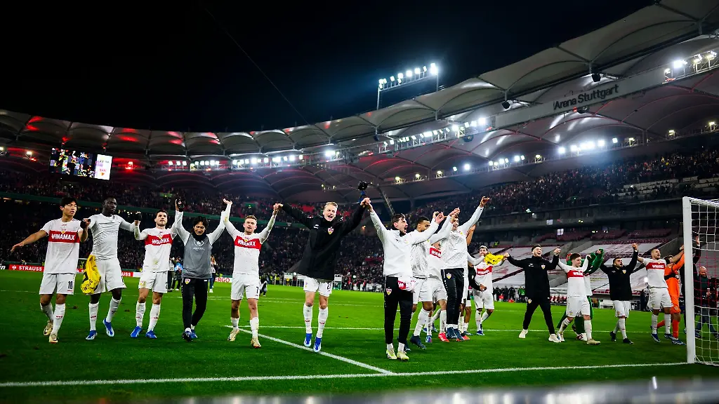 Die-Spieler-des-VfB-Stuttgart-jubeln-nach-dem-Spiel-mit-den-Fans-ueber-den-Sieg