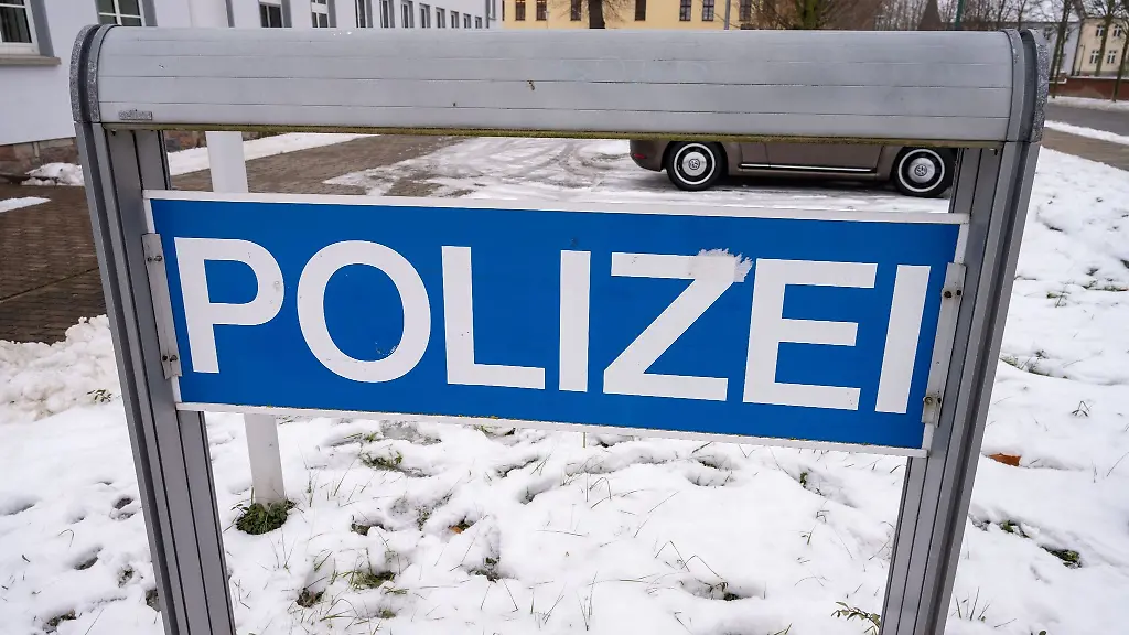 Der-Schriftzug-Polizei-steht-vor-dem-Polizeihauptrevier